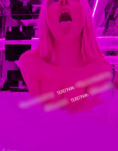 Kareyka nackt hübsche fotos