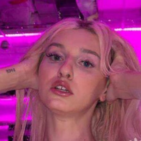 Kareyka hübsche erwachsene fotos